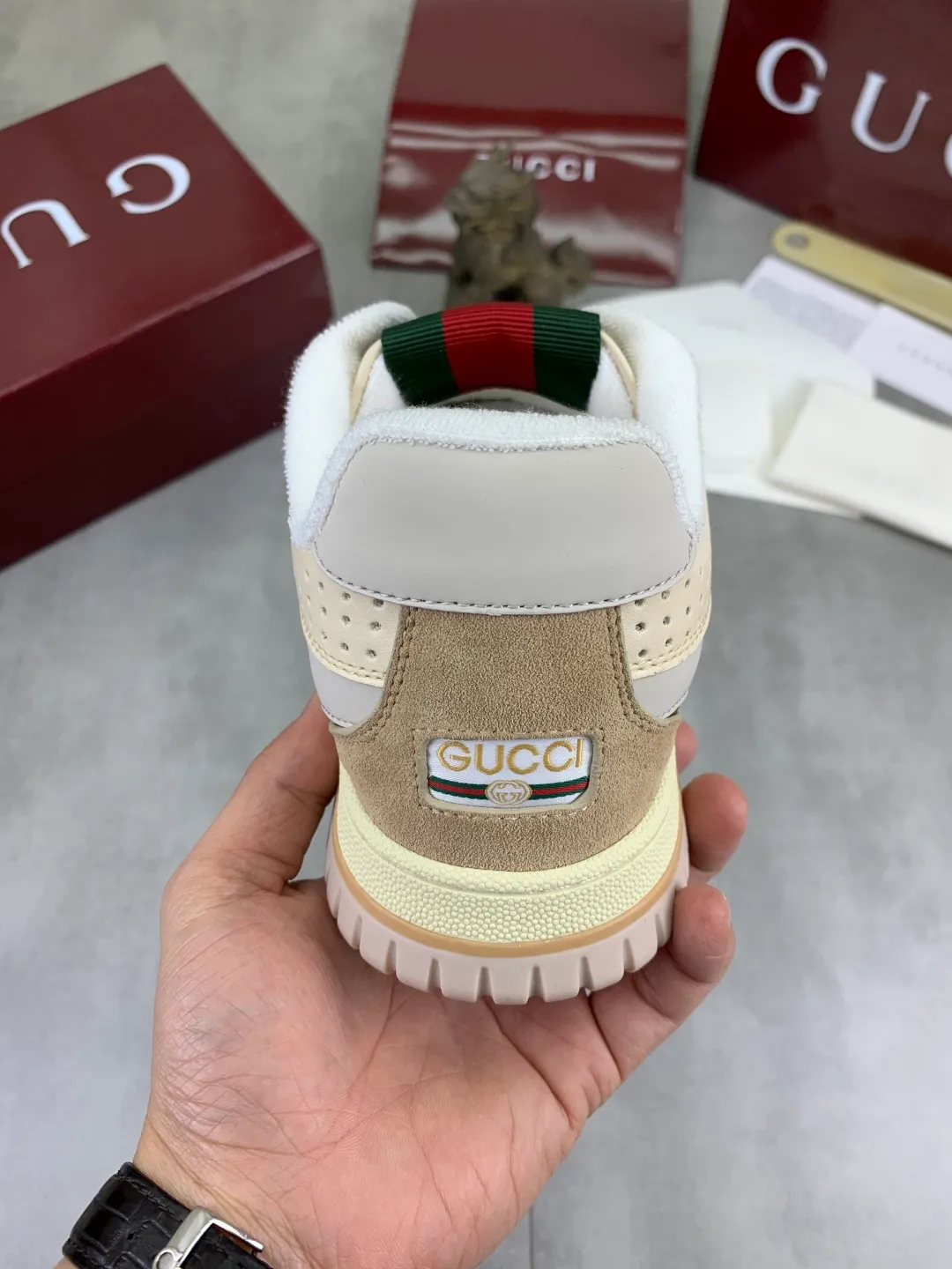 Men's men's shoes 💰P542 new Gucci Gucci couple 🧑‍🤝‍🧑 autumn and winter low-end catwalk casual sneakers, top version! Oil edge craftsmanship. New model for early spring, creating a perfect style, cool and sassy, ​​c-position fashionable wear, classic shoe style with retro and futuristic feel, showing exquisite texture! Open mold to customize high-density outsole. Comes fully packaged. Size: 35-45 Fabric: Imported calfskin punching Lining: Imported original towel lining